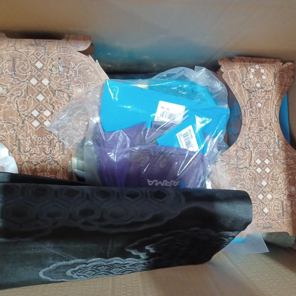 BOX OF APPROXIMATELY 10 ASSORTED HOUSEHOLD ITEMS TO INCLUDE EGYPTIAN COTTON PILLOWCASES, KNEE PADS, DRINKS BOTTLE, ETC