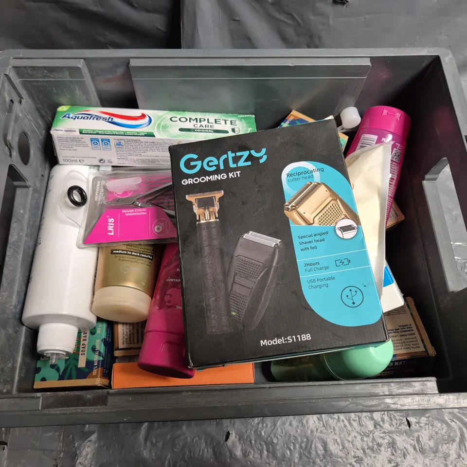 TOTE OF APPROXIMATELY 15 ASSORTED COSMETIC ITEMS TOO INCLUDE TOOTHPASTE, VEGAN SOAP AND SHAMPOO