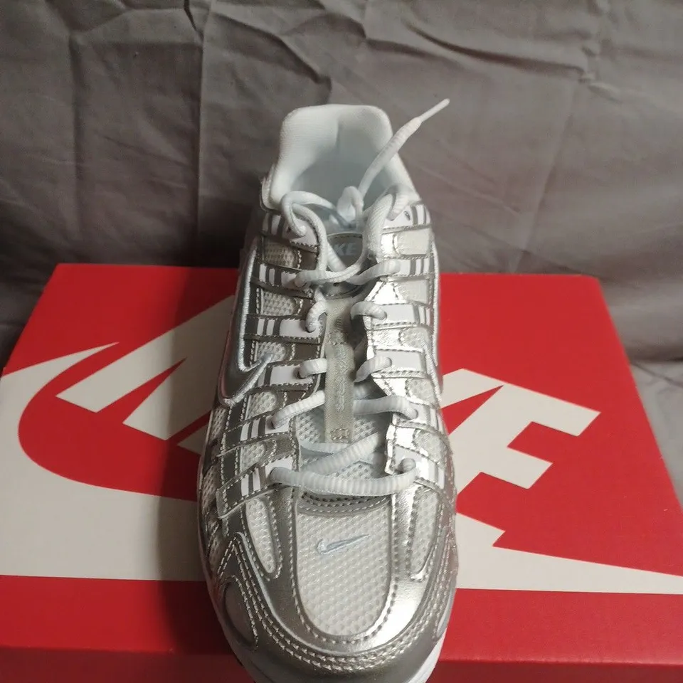 BOXED PAIR OF KIDS NIKE P-6000 TRAINERS - UK SIZE 4.5