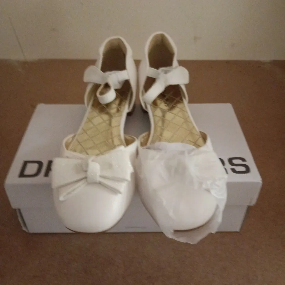BOXED PAIR OF DREAM PAIRS SHOES IN WHITE - UK 4