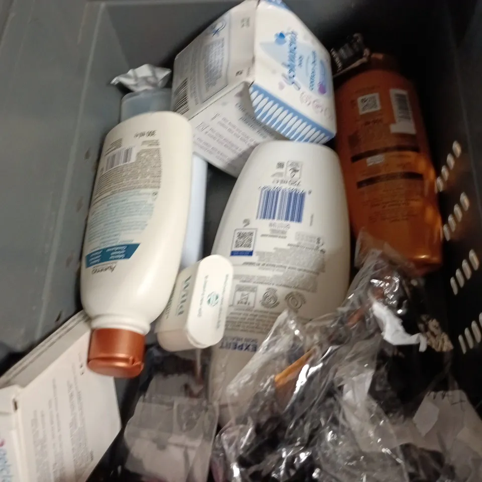 APPROXIMATEY 20 ASSORTED HEALTH AND BEAUTY PRODUCTS TO INCLUDE - DOVE NOURISHING BODY WASH - VASELINE ADVANCED REPAIR BODY LOTION AND AVEENO CONDITIONER