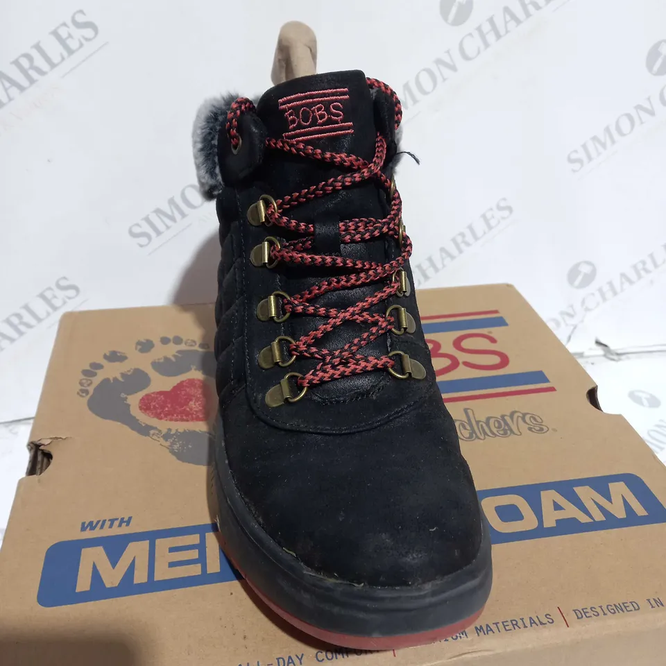 BOXED PAIR OF SKECHERS BOBS SKIPPER WAVE DIAMOND QUILTS BOOTS IN BLACK SIZE 5