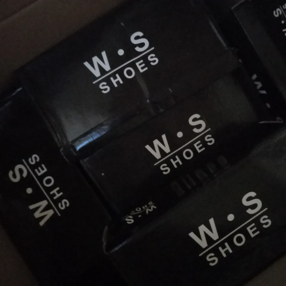APPROXIMATELY 12 BOXED PAIR OF LOAFERS IN VARIOUS SIZES 