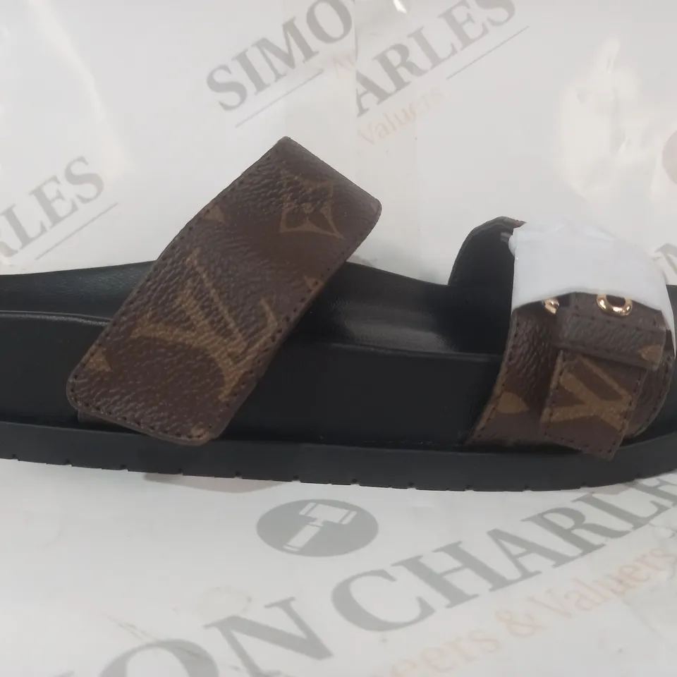 PAIR OF LOUIS VUITTON OPEN TOE SANDALS IN COFFEE/BLACK EU SIZE 37