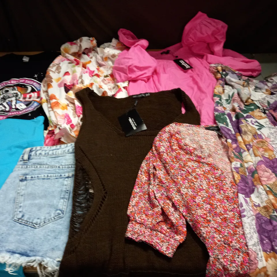 LARGE QUANTITY OF ASSORTED CLOTHING ITEMS TO INCLUDE PRETTYLITTLETHING, BOOHOO AND NEW LOOK