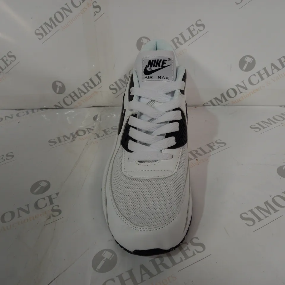 BOXED PAIR OF NIKE AIR MAX SHOES IN WHITE/BLACK UK SIZE 9