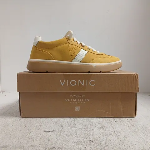 BOXED PAIR OF VIONIC CITY WALK TRAINERS IN DIJON/WHITE SIZE UK 7
