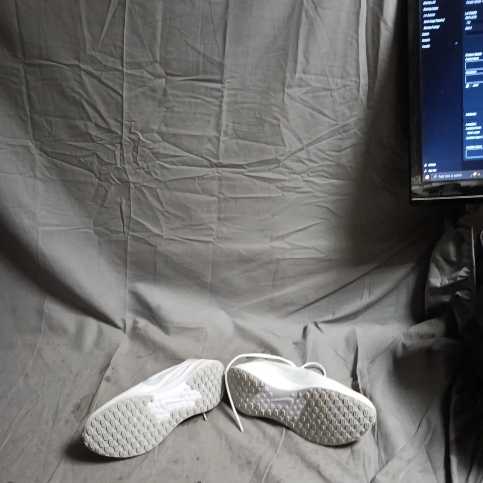 NIKE WHITE ATHLETIC SNEAKERS – UK 6.5