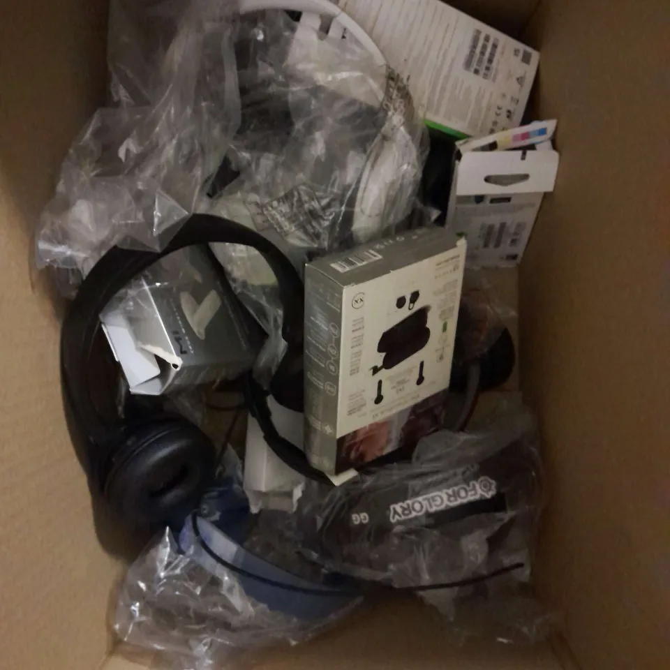 BOX OF APPROXIMATELY 12 ASSORTED ELECTRICAL ITEMS TO INLUDE - HEADPHONES - EARPHONES - COMPUTER MICE - ETC
