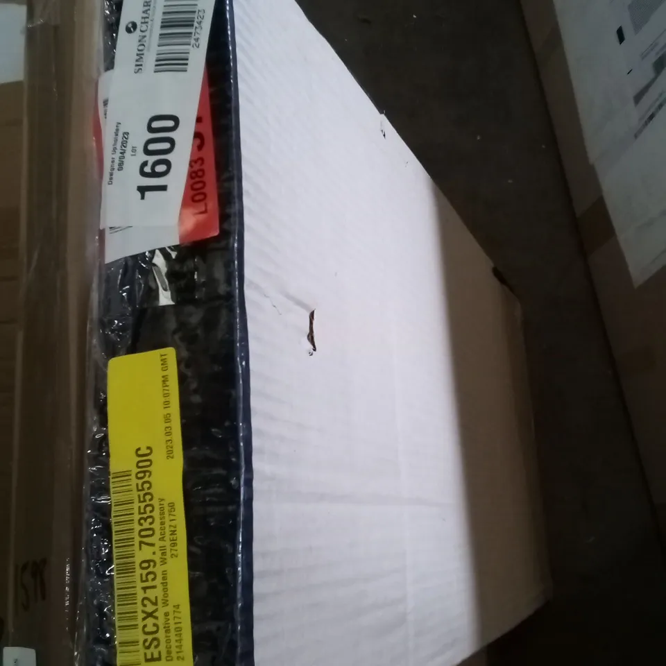 BOXED DECORATIVE WOODEN WALL ACCESSORY 