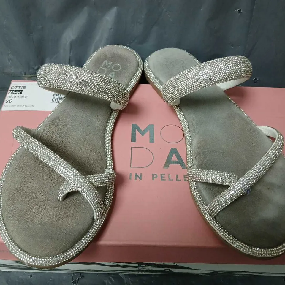 BOXED MODA IN PELLE OTTIE SANDALS IN GREY - SIZE 3