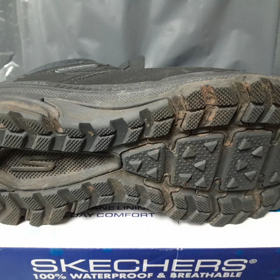 BOXED SKECHERS GO RUN TRAIL ALTITUDE TRAINERS IN BLACK - UK 6.5