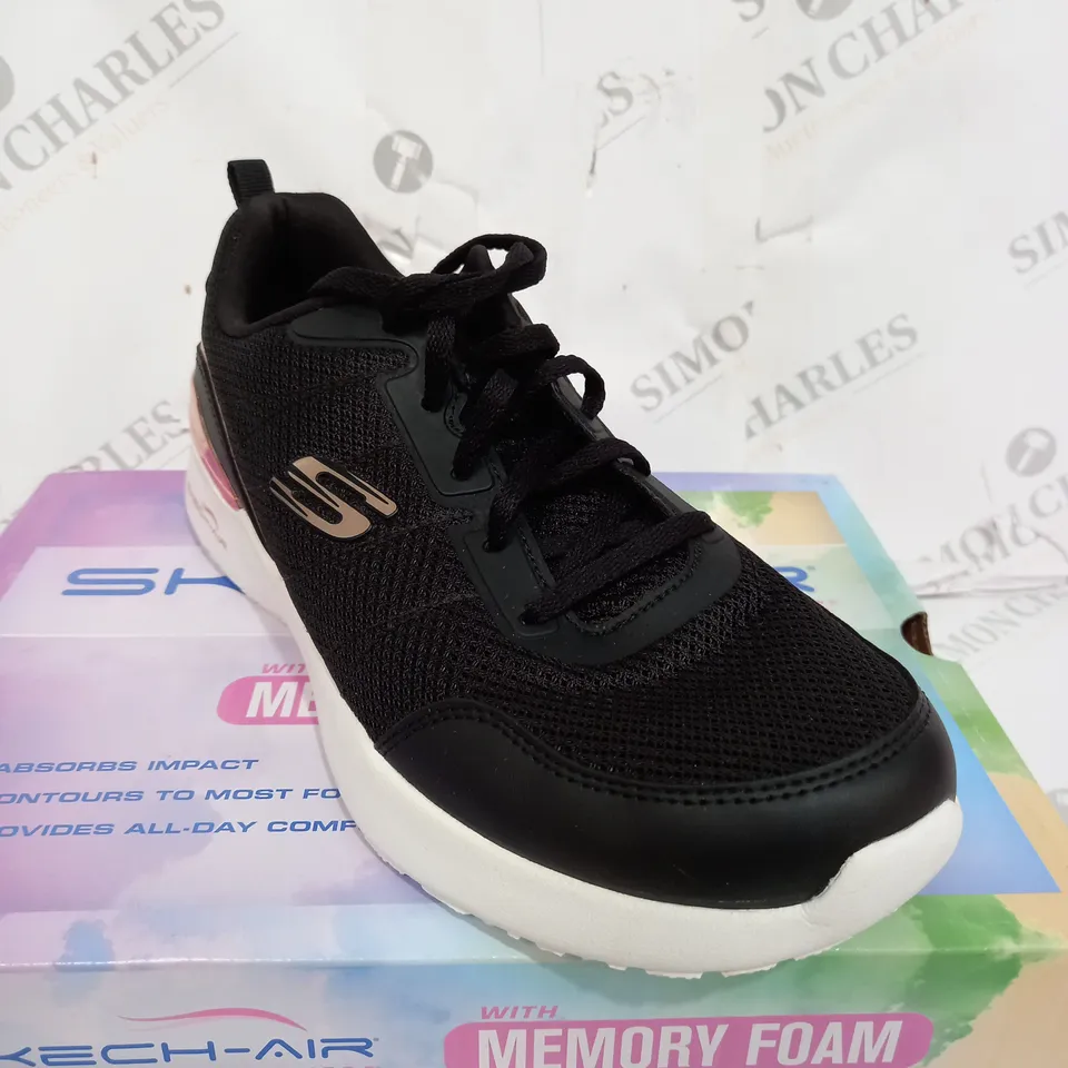 SKECHERS BLACK AND GOLD SKECH-AIR DYNAMIGHT TRAINERS SIZE 7