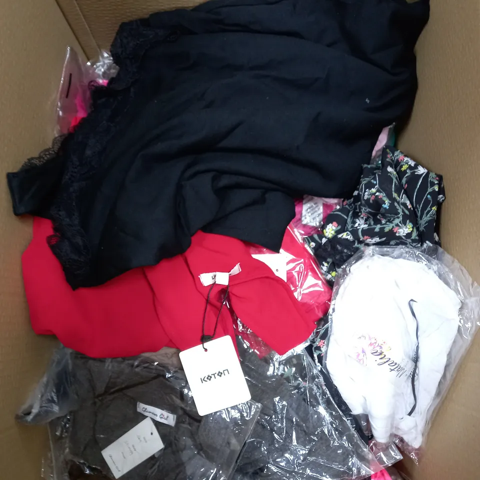BOX OF APPROXIMATELY 20 CLOTHING ITEMS TO INCLUDE TOPS, DRESSES, SHORTS ETC
