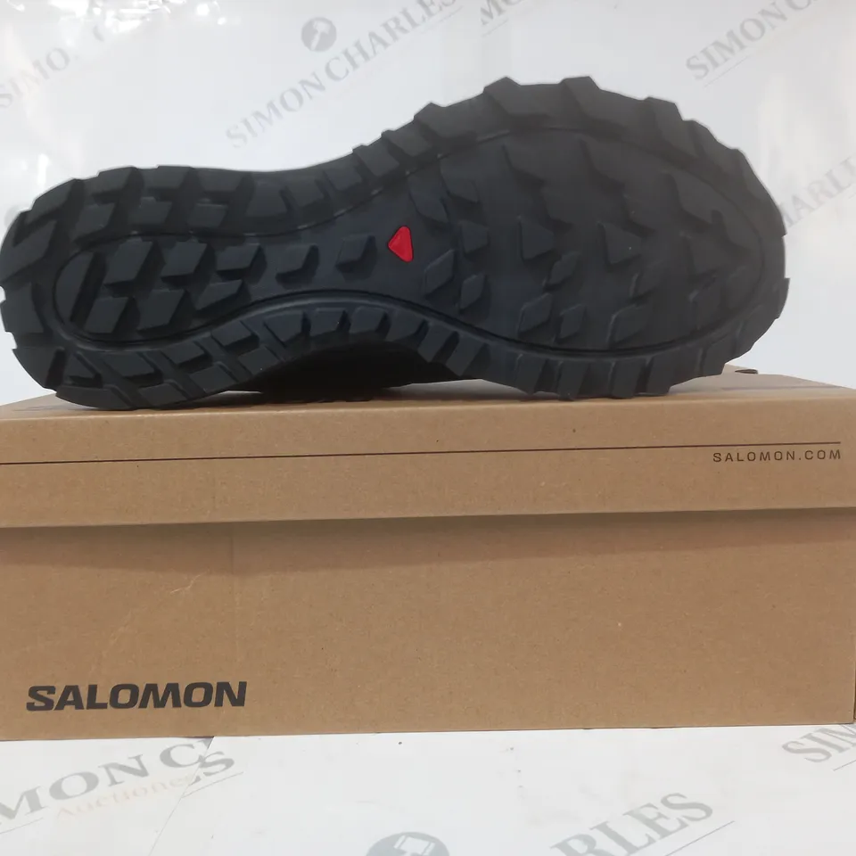 BOXED PAIR OF SALOMON WANDER GTX SHOES IN BLACK/BLUE UK SIZE 10.5