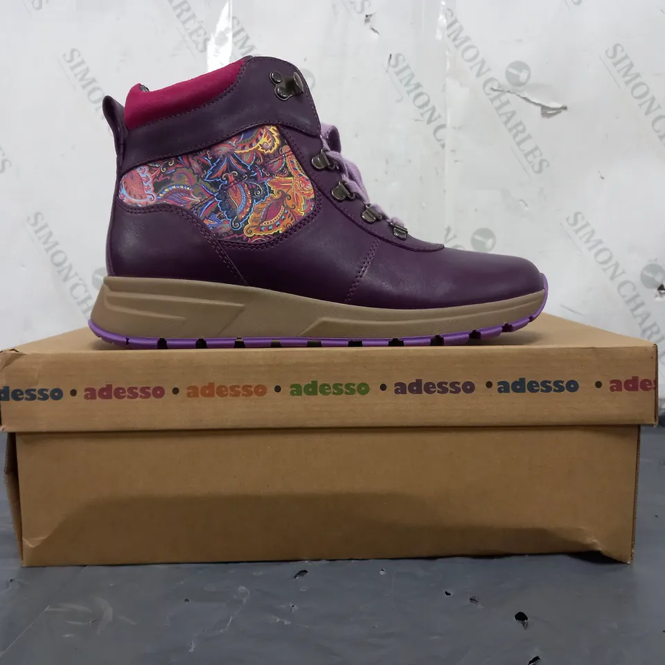 BOXED PAIR OF ADESSO ANKLE BOOTS IN PURPLE SIZE/MULTI SIZE 6