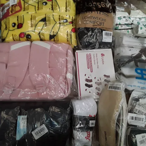 LARGE QUANTITY OF ASSORTED CLOTHING ITEMS TO INCLUDE SLIPPERS, BACKPACKS, SOCKS ETC 