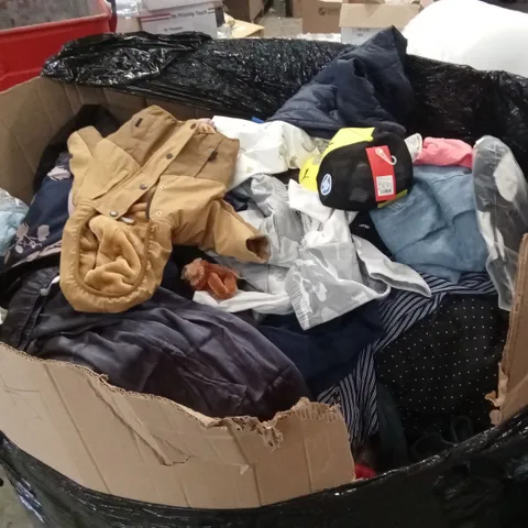 PALLET TO CONTAIN A VERY LARGE QUANTITY OF CLOTHING GOODS. BRANDS, SIZES AND CONDITIONS VARY