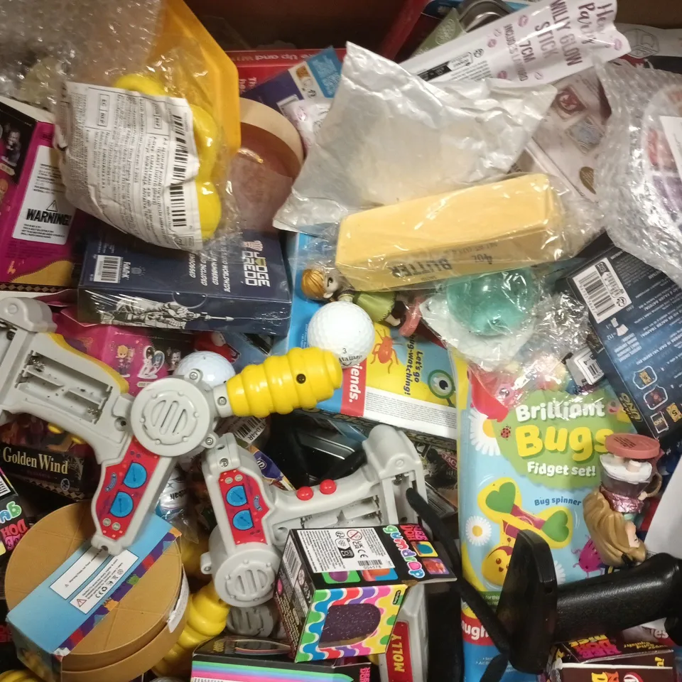 BOX OF APPROXIMATELY 30 ASSORTED TOYS AND GAMES TO INCLUDE MALTESE, DREAM DROP, ETC