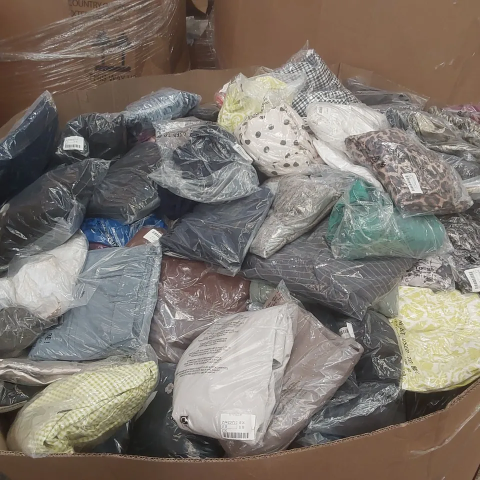 PALLET CONTAINING APPROXIMATELY 450x BRAND NEW ASSORTED DESIGNER CLOTHING ITEMS INCLUDING: SIMPLY BE JEANS, MAGISCULPT BATHING SUIT, JD WILLIAMS TOPS, SIMPLY BE DRESSES ECT