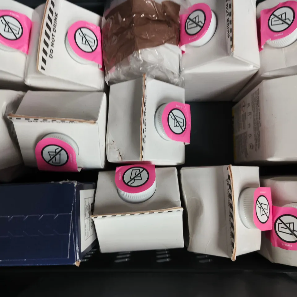 APPROXIMATELY 10 ASSORTED HOUSEHOLD ITEMS TO INCLUDE MOP SOAP, WASHING UP LIQUID, ETC