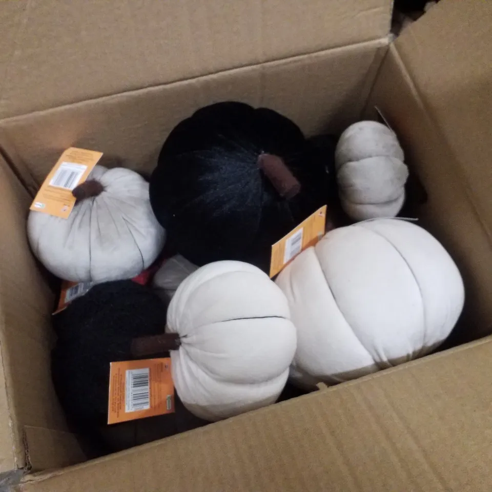 PALLET CONTAINING ASSORTED HALLOWEEN DECORATIONS & PRODUCTS INCLUDING PLUSH PUMPKINS, WIRE EDGE RIBBON, FELT WITCH BAG & PAPER BAGS