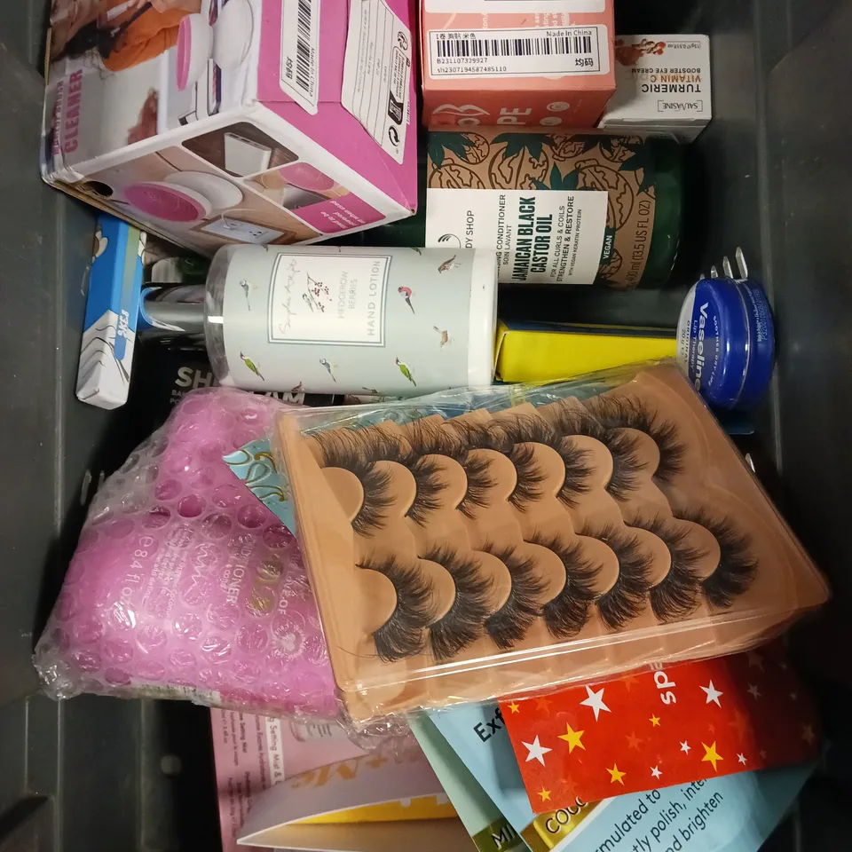 APPROXIMATELY 20 ASSORTED HEALTH & BEAUTY PRODUCTS TO INCLUDE MAKEUP BRUSH CLEANER, DELHICIOUS BODY SCRUB, JAMAICAN BLACK CASTOR OIL ETC 