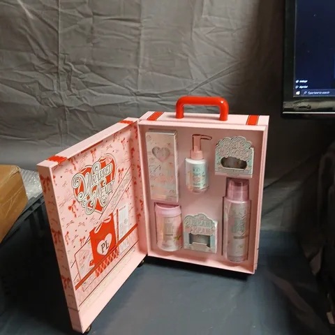 P.LOUISE WRAPPED & READY SUITCASE – STRAWBERRY SNOWFLAKE MAKEUP SET