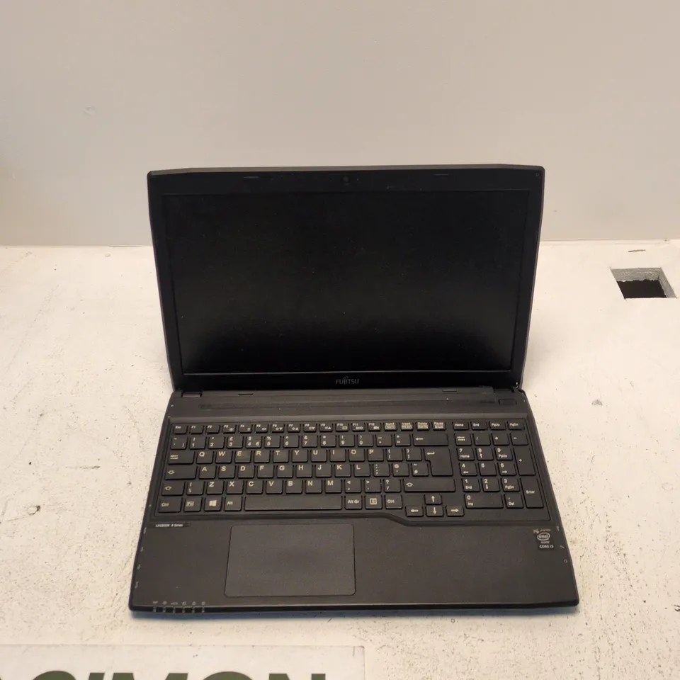 FUJITSU LIFEBOOK A514 LAPTOP – BLACK (BACK-RIGHT HINGE DAMAGE)