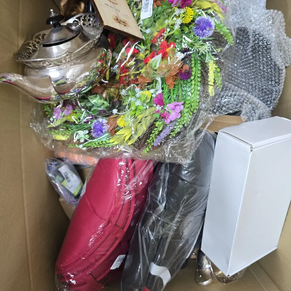 APPROXIMATELY 15 ASSORTED HOUSEHOLD PRODUCTS TO INCLUDE HOME DÉCOR, FAUX WREATH, CUSHIONS ETC 