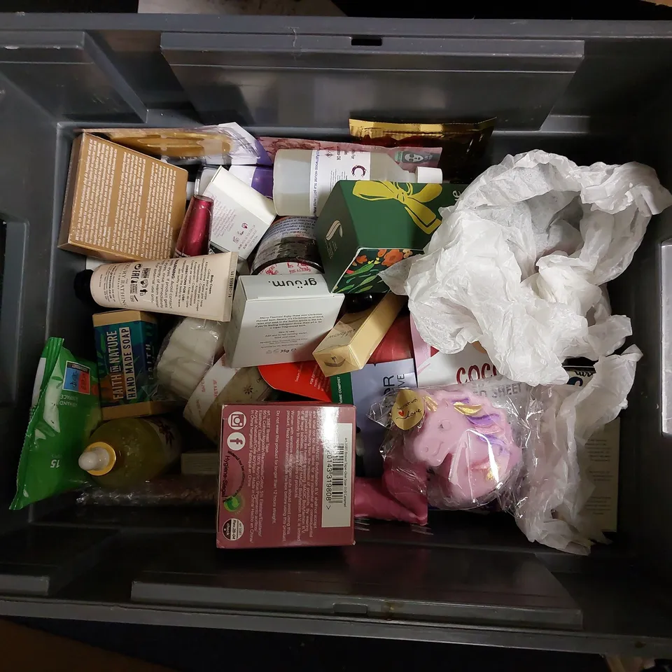 BOX OF APPROX 20 COSMETIC ITEMS TO INCLUDE CARBON THEORY CHARCOAL&TEA TREE OIL, NIVEA NOURISHING DAY CREAM, JOJOGLOW FACE MITT