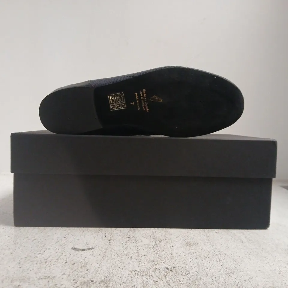 BOXED PAIR OF YUYO BRUJO SHOES IN NAVY SIZE 7