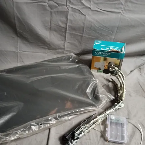 APPROXIMATELY 10 ASSORTED HOUSEHOLD PRODUCTS TO INCLUDE BAKING TRAY, OUTDOOR LIGHT, HOME DECOR ETC 