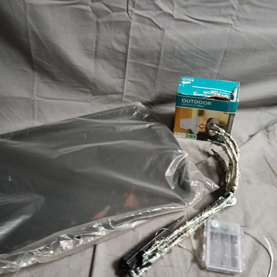 APPROXIMATELY 10 ASSORTED HOUSEHOLD PRODUCTS TO INCLUDE BAKING TRAY, OUTDOOR LIGHT, HOME DECOR ETC 