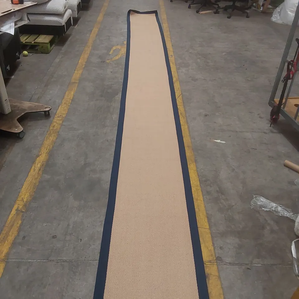 QUALITY DESIGNER RUG - APPROXIMATELY 600 x 60cm