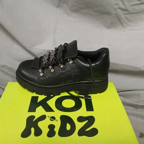 BRAND NEW BOXED KOI KIDZ LIL' RIM CORE BLACK TRAINERS – KID'S UK 13K
