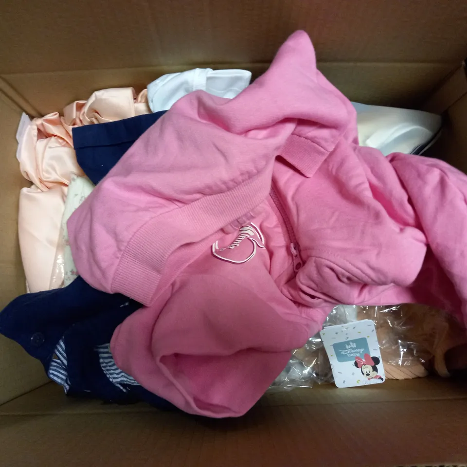 APPROXIMATELY 15 ASSORTED 0-5 YEARS CHILDRENS CLOTHING ITEMS TO INCLUDE - HAT , NAPPY , POLO SHIRT ETC