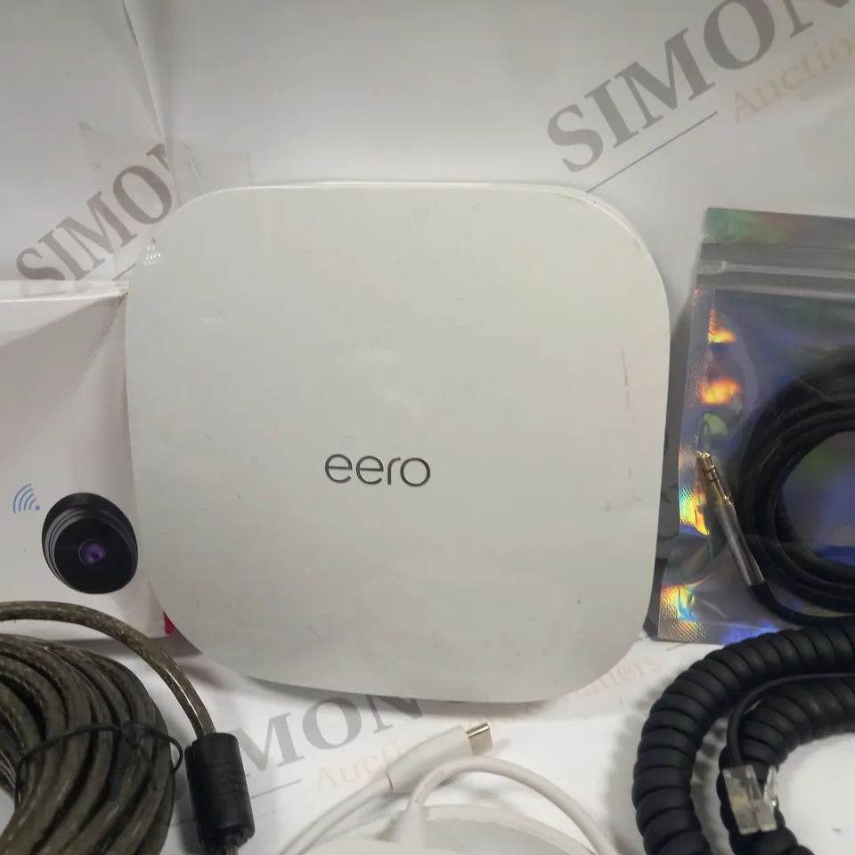 LOT OF ASSORTED TECH ITEMS TO INCLUDE DATA LOGGING STICK, EERO PRO 6 AND VARIOUS CABLES