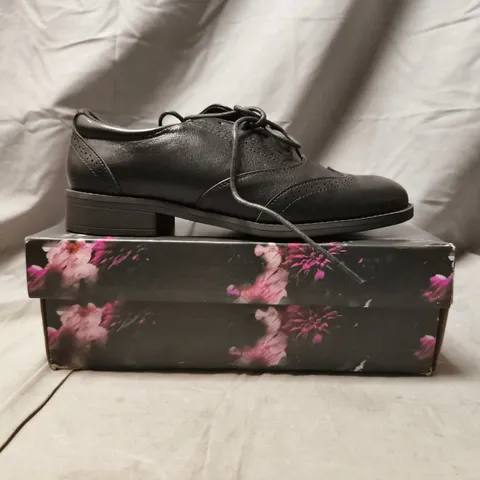 BOXED PAIR OF MISO BOBBI BROGUE SHOES IN BLACK SIZE UK 4