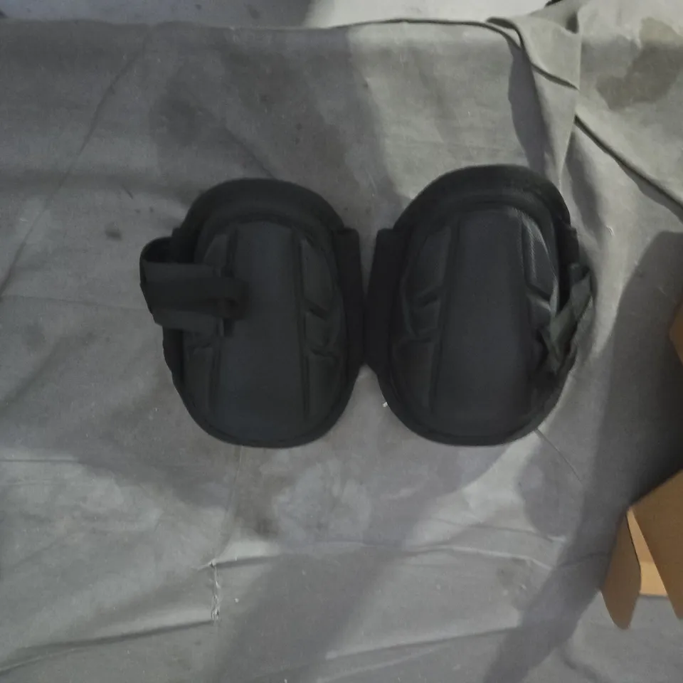 BLACK KNEE PADS – PROTECTIVE SPORTS PADDING (PAIR)