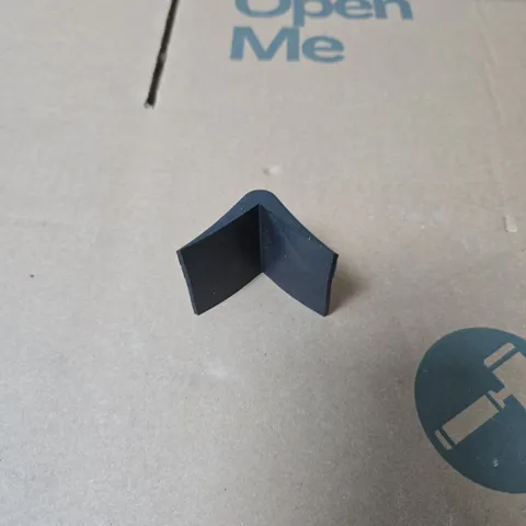 BOX OF APPROXIMATELY 1000 EDGE PROTEC PLASTIC STRAPPING EDGE PROTECTOR 