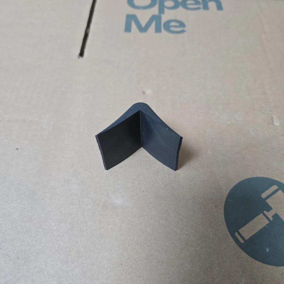 BOX OF APPROXIMATELY 1000 EDGE PROTEC PLASTIC STRAPPING EDGE PROTECTOR 