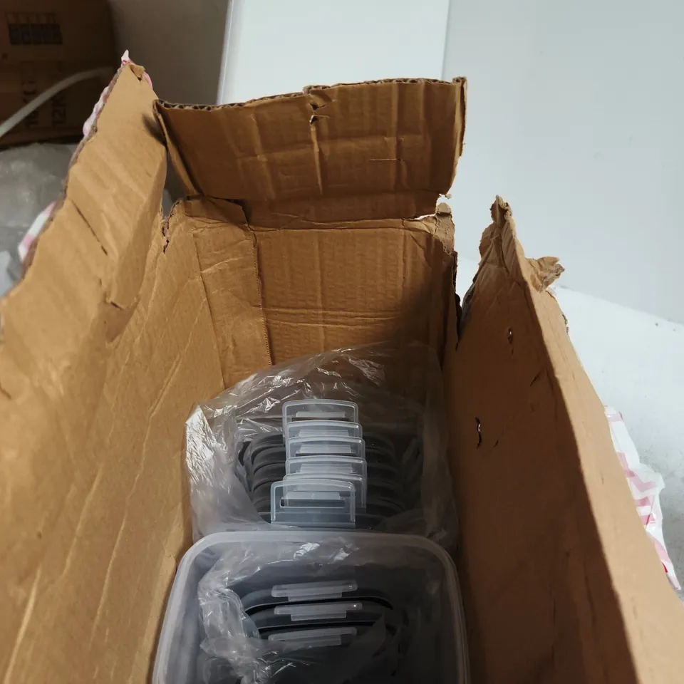 BOX OF APPROXIMATELY 20 CLEAR PLASTIC STORAGE CONTAINERS WITH LIDS