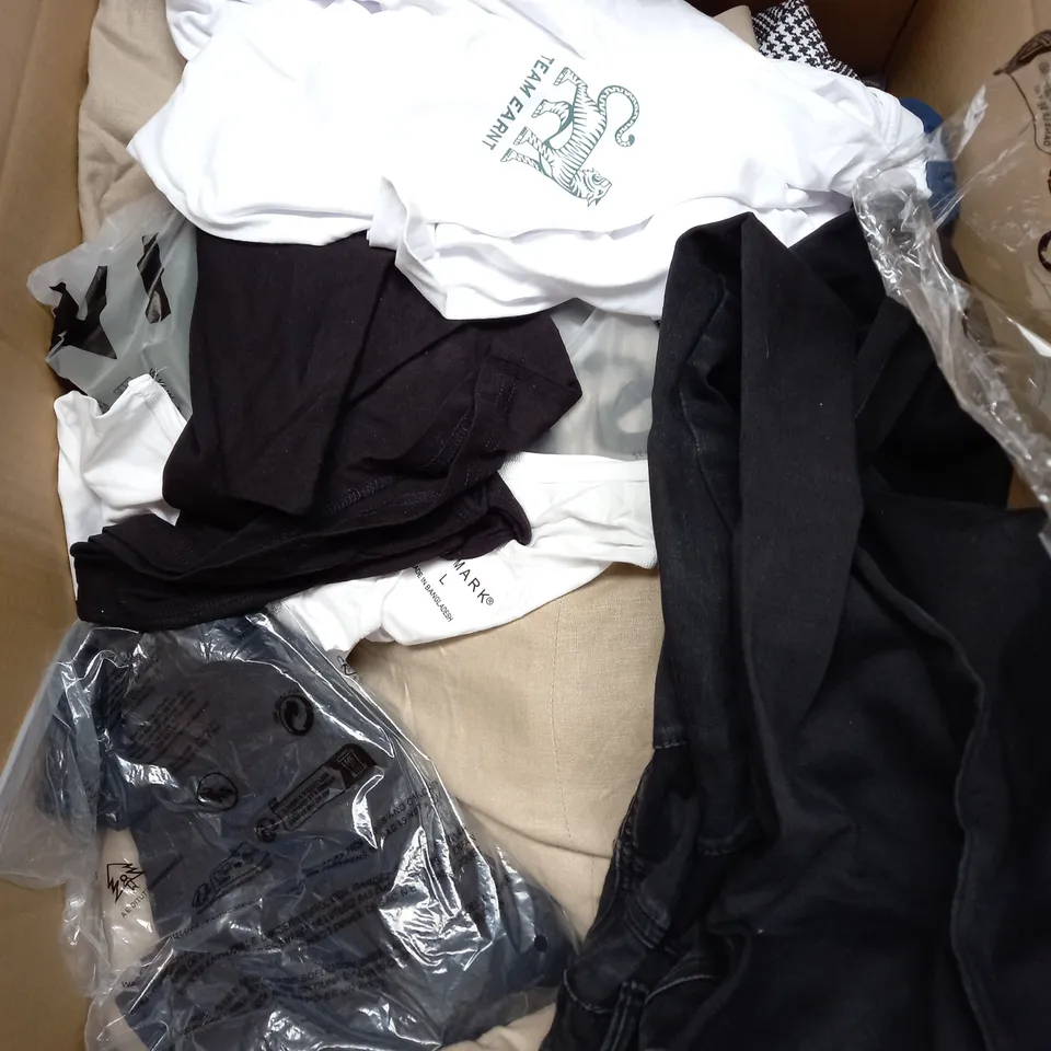 BOX OF APPROXIMATELY 25 ASSORTED CLOTHING ITEMS TO INCLUDE -HAT , SHORTS , TROUSERS ETC