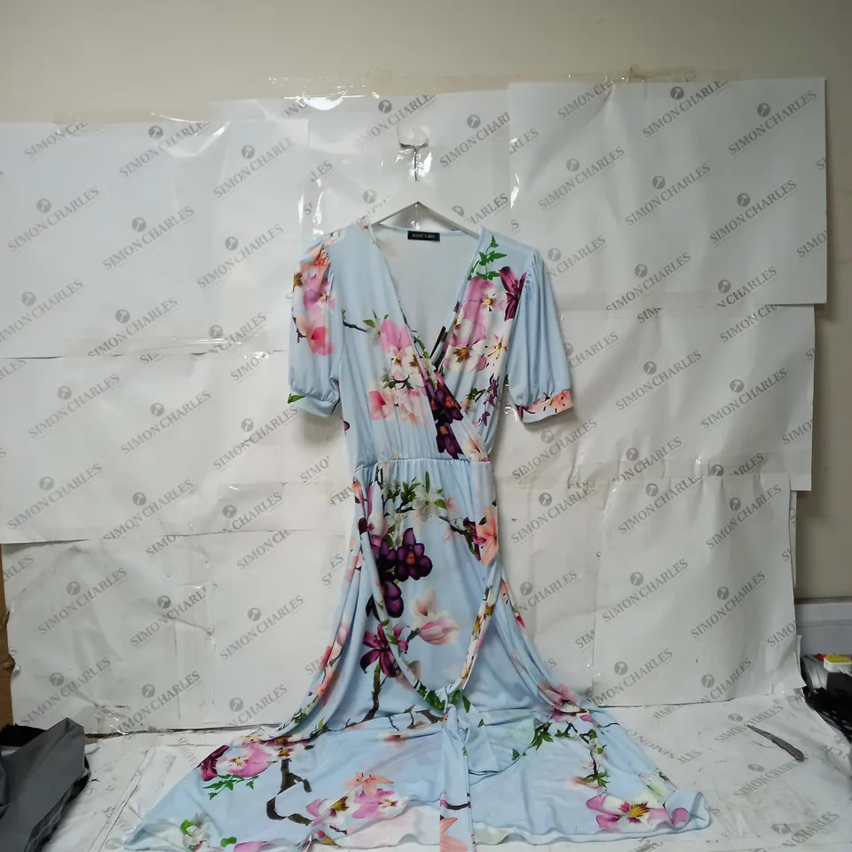 BOX OF APPROXIMATELY 10 ASSORTED WOMEN'S CLOTHING ITEMS INCLUDING JEANS, DRESSES, JEANS