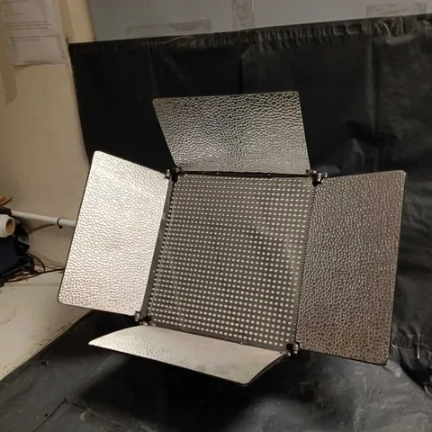 LED STUDIO LIGHT WITH HANDLE ATTACHMENT