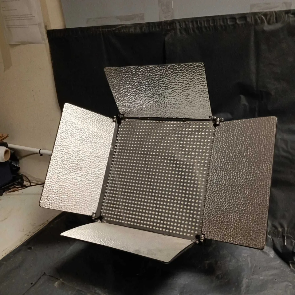 LED STUDIO LIGHT WITH HANDLE ATTACHMENT