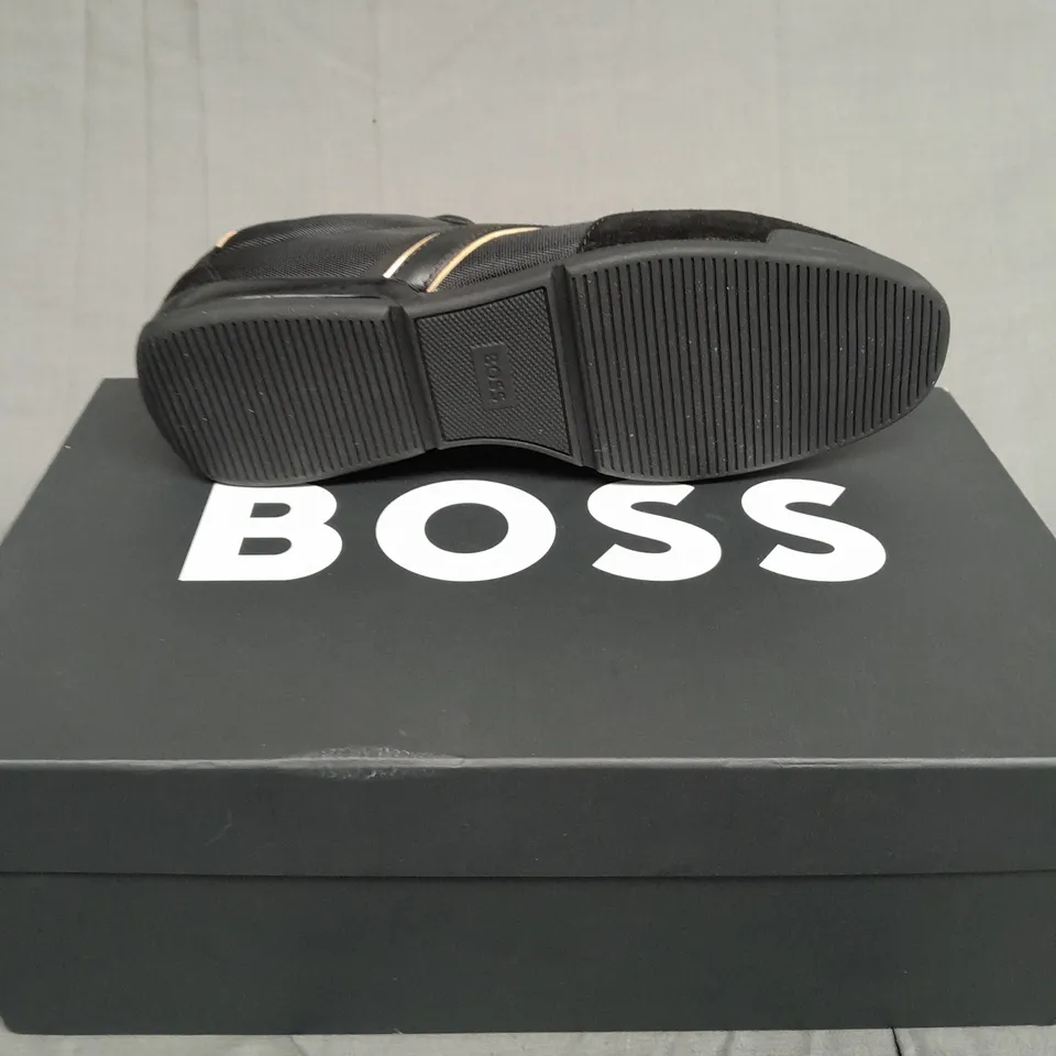BOXED PAIR OF BOSS SATURN LOW BLACK/GOLD SIZE UK 6