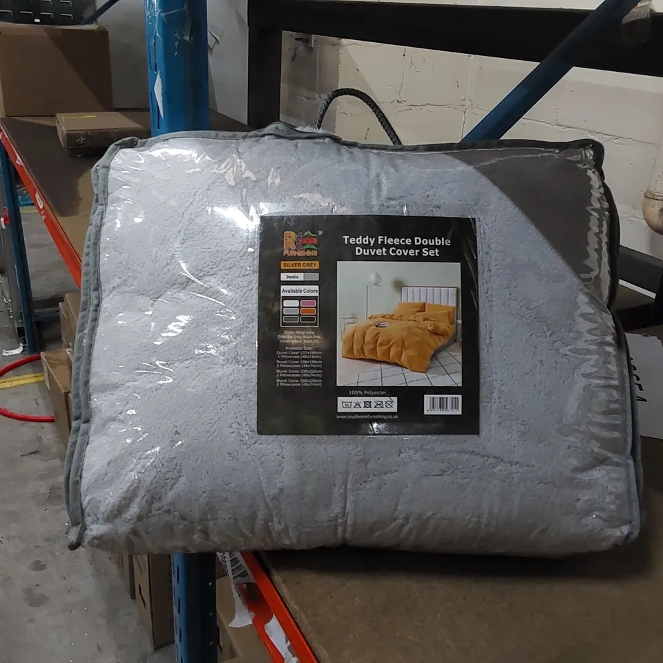 BAGGED TEDDY FLEECE DUVET COVER SET - GREY // SIZE: DOUBLE