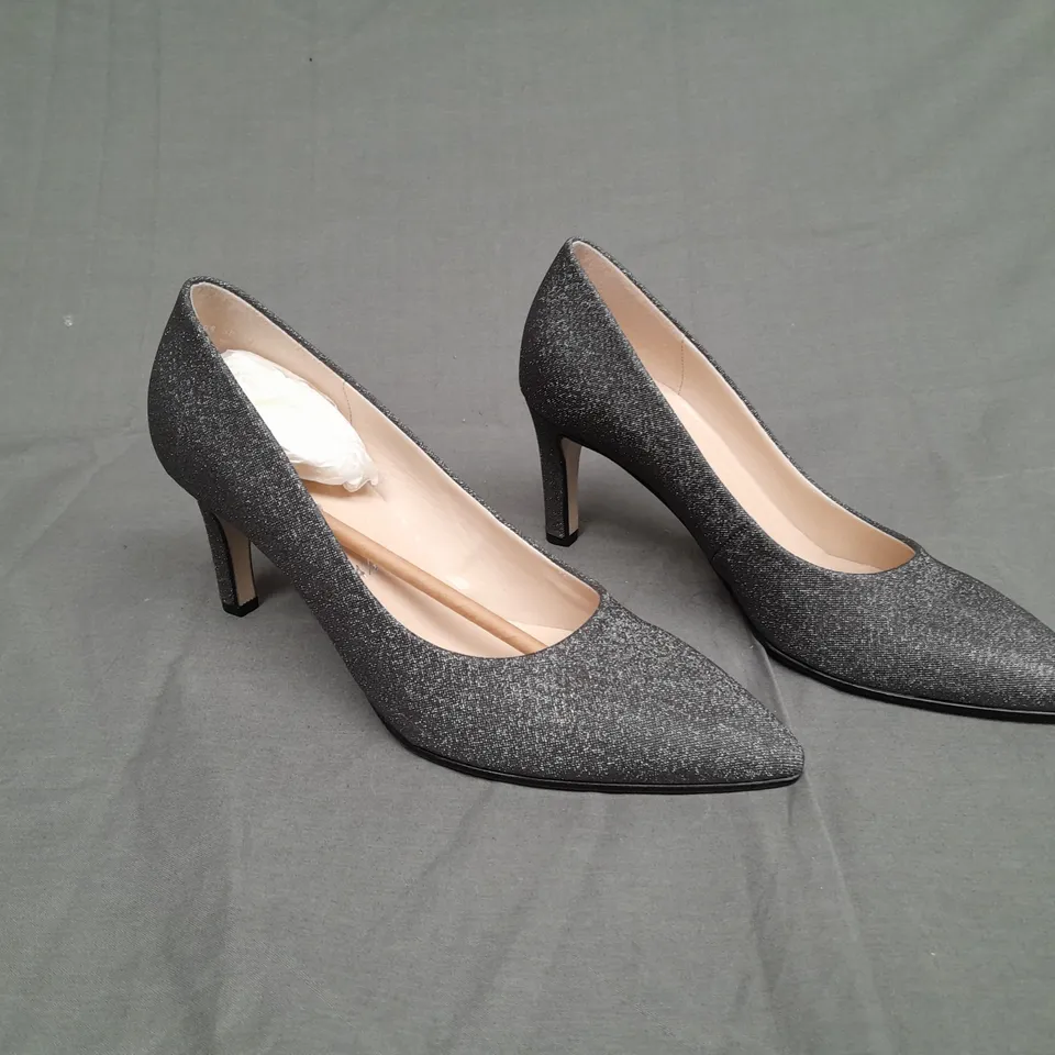 BOXED PAIR OF GABOR DANE HEEL IN SILVER GLITTER SIZE 4 1/2